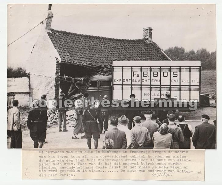Persfoto ongeval vrachtwagen Fa. B. Bos Overschie slachterij, Verzamelen, Foto's en Prenten, Gebruikt, Foto, Overige onderwerpen