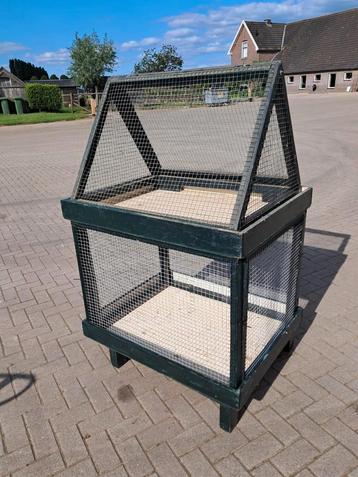 Tentoonstellingskooi beschikbaar voor biedingen