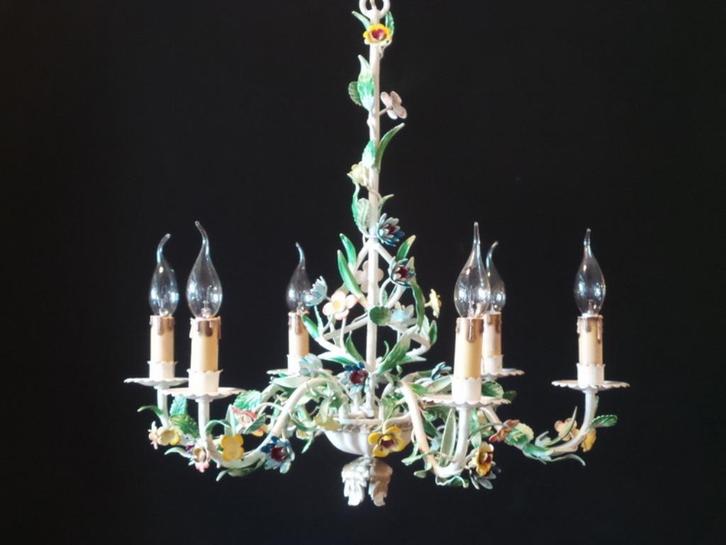 taliaanse metalen kroonluchter, heeft gekleurde roosjes, Huis en Inrichting, Lampen | Kroonluchters, Gebruikt, Ophalen