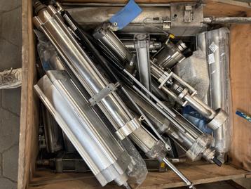 25 st Pneumatische cilinders  beschikbaar voor biedingen