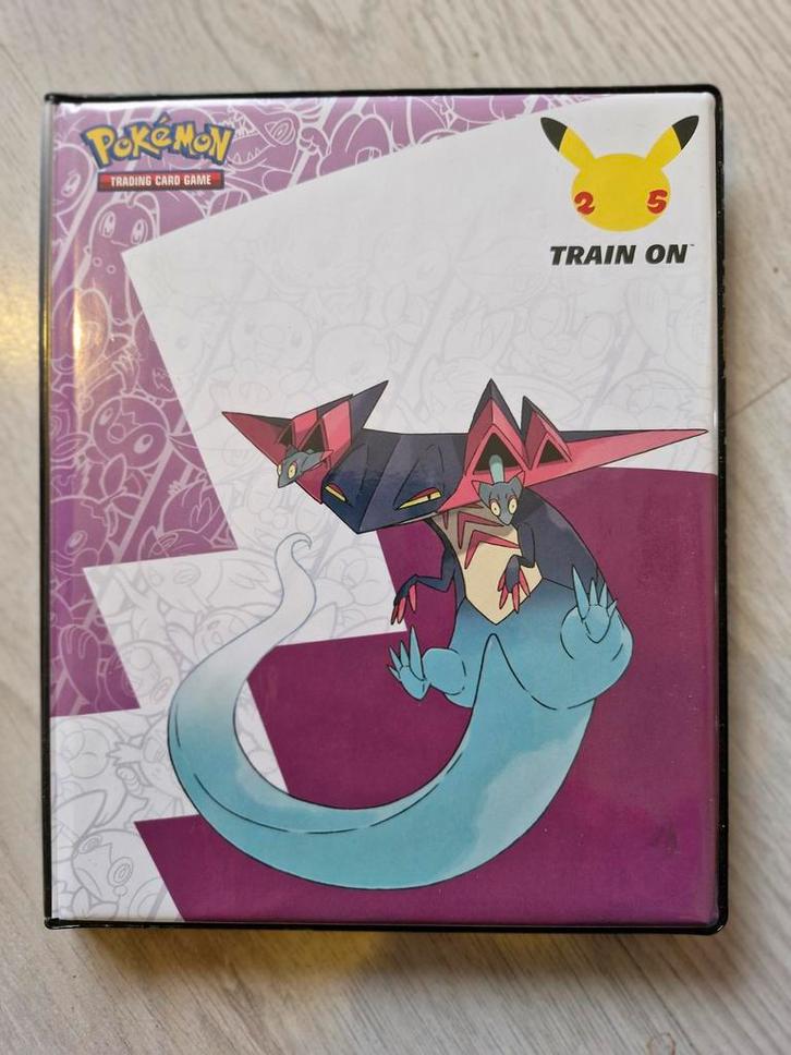 Pokémon 25th Anniversary Binder met Kaarten, Hobby en Vrije tijd, Verzamelkaartspellen | Pokémon, Zo goed als nieuw, Meerdere kaarten