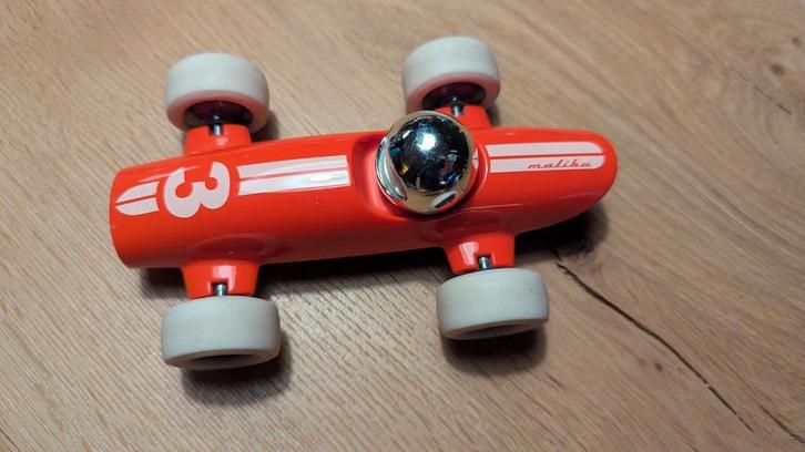 Playforever – Malibu Benjamin (Rood/Crème), Hobby en Vrije tijd, Modelauto's | Overige schalen, Zo goed als nieuw, Verzenden