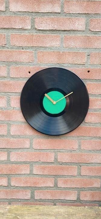 Unieke lp wandklok beschikbaar voor biedingen