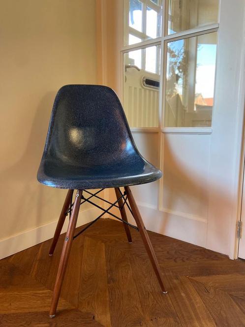 Vintage Eames/Herman Miller fiberglass kuipstoel ‘navy blue’, Huis en Inrichting, Stoelen, Zo goed als nieuw, Eén, Overige materialen