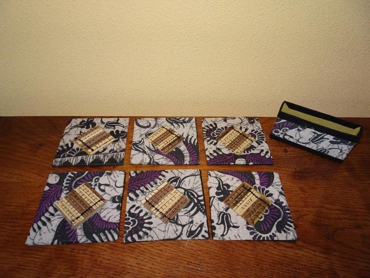 6 Batik onderzetters in houder uit Indonesië, Huis en Inrichting, Woonaccessoires | Onderzetters, Nieuw, Glas of Kopje, Ophalen of Verzenden