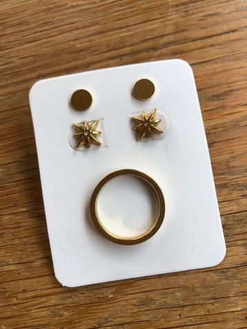 Oorbellen en ring stainless steel goud beschikbaar voor biedingen
