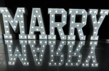 Licht letters te huur: Marry Me beschikbaar voor biedingen
