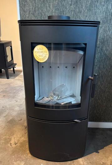 Houtkachel met zijruiten (hoog vermogen houtkachel 8.5 kw) beschikbaar voor biedingen
