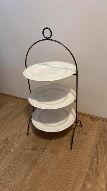 Etagère met 3 borden, ca. 60 hoog beschikbaar voor biedingen