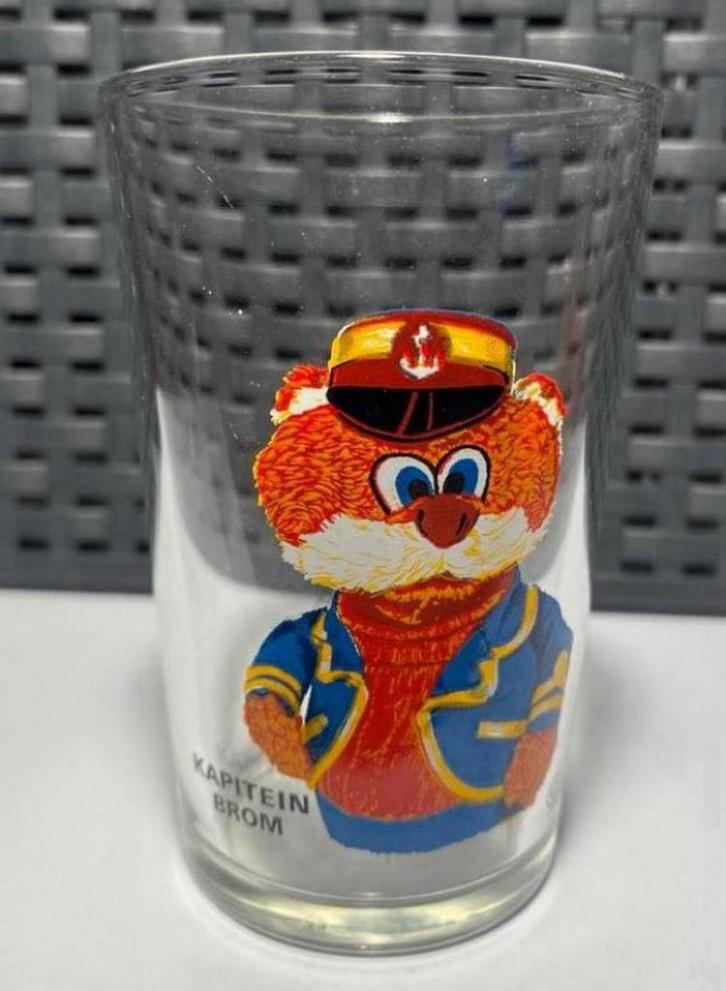 Glaasje met afbeelding van Kapitein Brom. Bereboot H. 9,5 cm, Verzamelen, Poppetjes en Figuurtjes, Zo goed als nieuw, Ophalen of Verzenden
