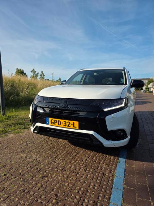 UNIEKE BLACK&WHITE MITSUBISHI OUTLANDER PHEV 2021, Auto's, Mitsubishi, Particulier, Outlander, Hybride Elektrisch/Benzine, Plug-in hybride