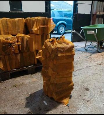 Tekoop groote netzakken drooghaardhout 20/22 kg beschikbaar voor biedingen