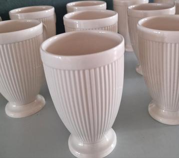 8 Wedgwood bekers op voet. beschikbaar voor biedingen