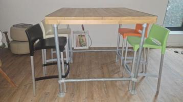 Statafel 120x122x114 met 4 barkrukken beschikbaar voor biedingen