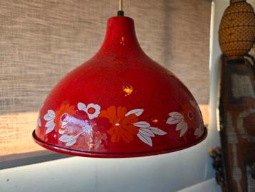 Vintage geëmailleerde lamp rood met bloemen  beschikbaar voor biedingen