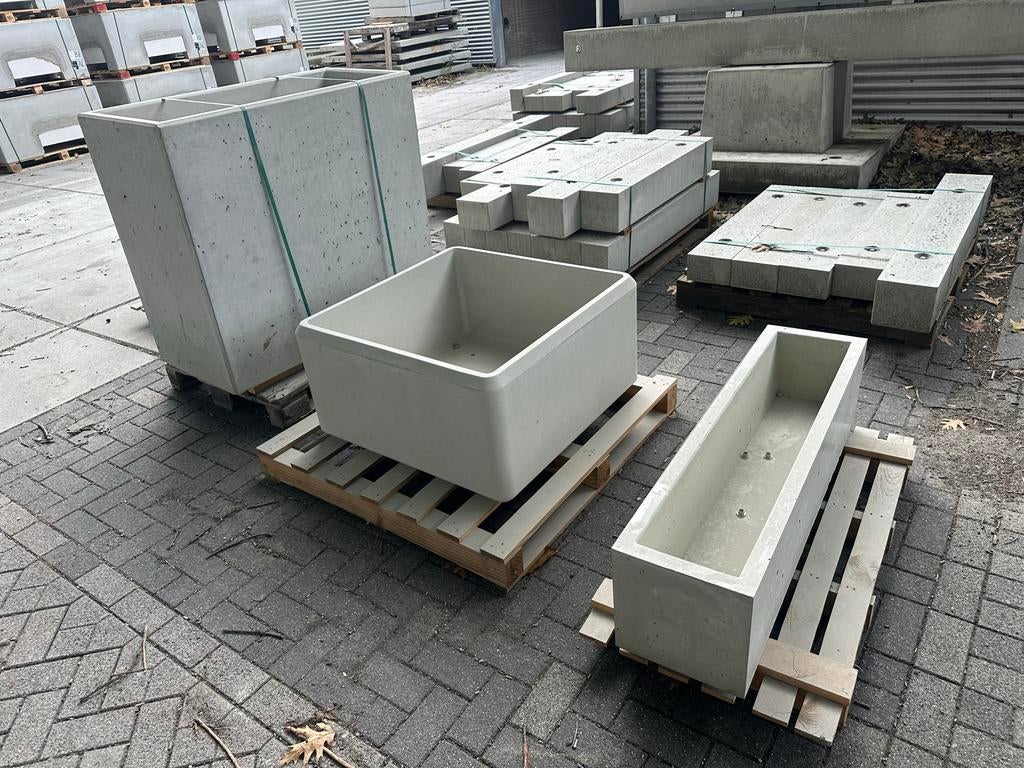 Betonnen bloembakken / bloembak, Tuin en Terras, Bloembakken en Plantenbakken, 100 cm of meer, Ophalen of Verzenden, Zo goed als nieuw