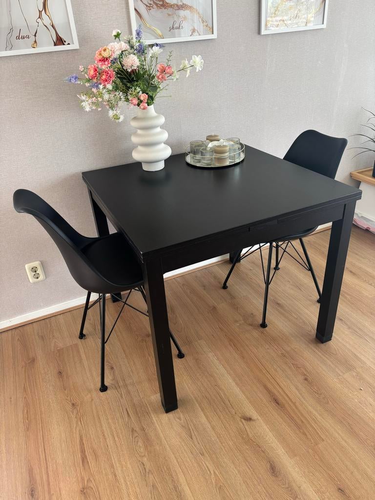 Ikea eettafel zwart uitschuifbaar met 2 Jysk stoelen, Ophalen, Overige materialen, Gebruikt, 100 tot 150 cm