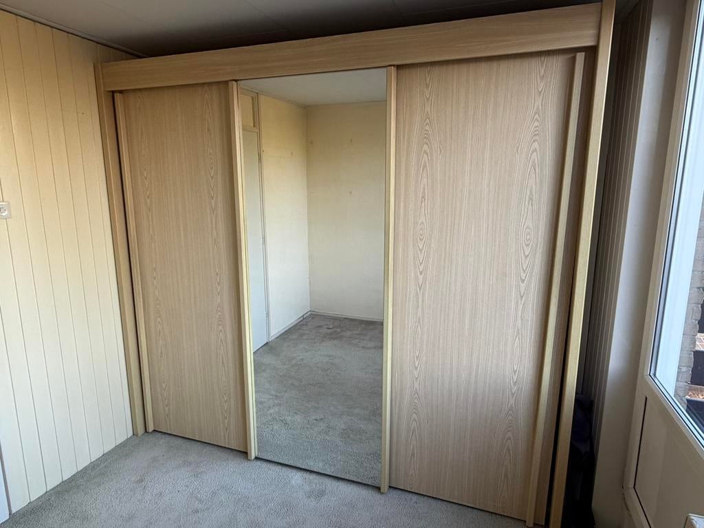 GRATIS afhalen: ruime kledingkast, Ophalen, Gebruikt, 50 tot 75 cm, 200 cm of meer