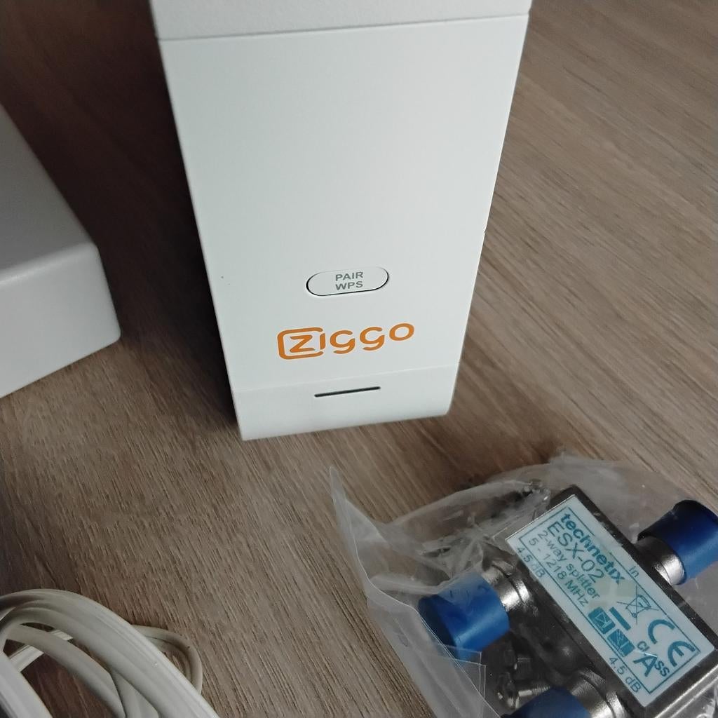 Ziggo Modem voor Internet-TV-Telefoon inclusief adapter., Ophalen of Verzenden, Zo goed als nieuw