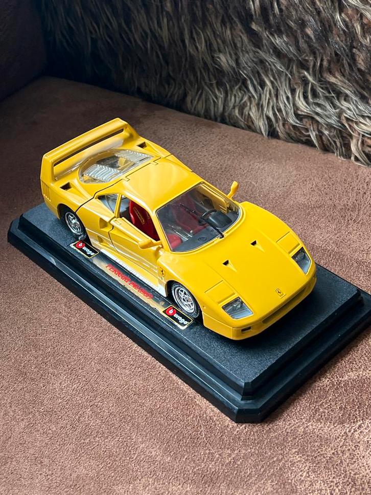 Bburago Ferrari F40 (1987) - Schaal 1:24 - Geel - In doos, Hobby en Vrije tijd, Modelauto's | 1:24, Zo goed als nieuw, Auto, Bburago