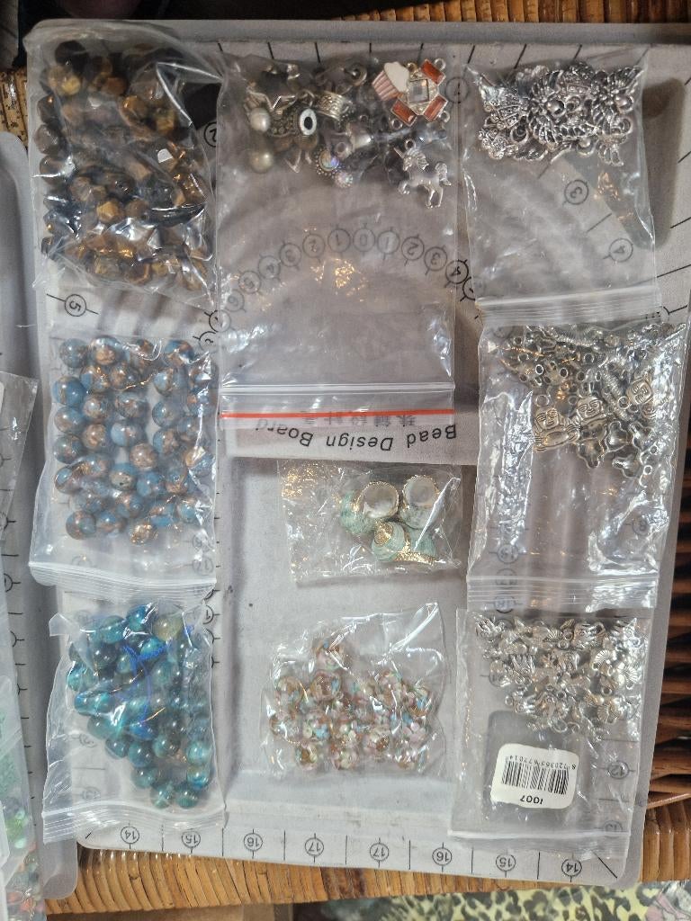 Heel veel Kralen / beads en toebehoren, Ophalen of Verzenden, Kraal