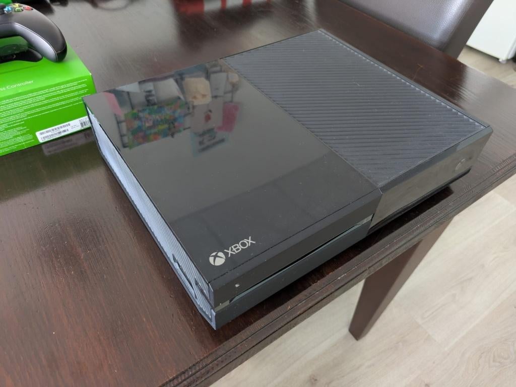 Xbox One, 2 controllers en 13 spellen, Spelcomputers en Games, Spelcomputers | Xbox One, Ophalen, Xbox One, Met 2 controllers