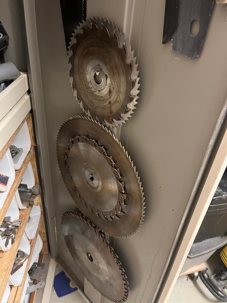 Stevige zaagtafel met diverse zagen., Doe-het-zelf en Verbouw, Gereedschap | Zaagmachines, Ophalen, Gebruikt, Cirkelzaag, 30 tot 70 mm