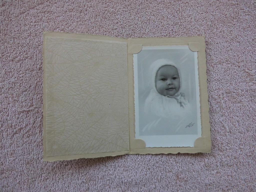 Foto Jonker breestraat Leiden - Kinderfoto in mapje, Foto, Ophalen of Verzenden, Zo goed als nieuw, Voor 1940