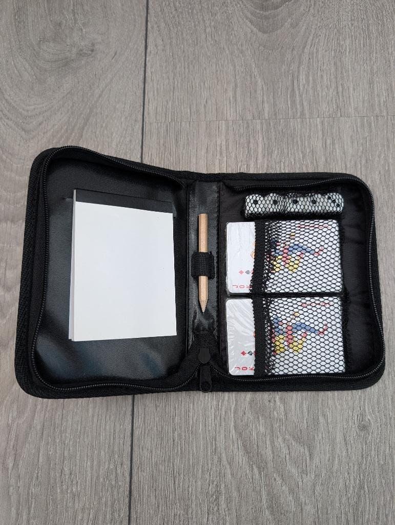 Etui met 2 sets kaarten, 5 dobbelstenen en schrijfblokje, Ophalen of Verzenden, Zo goed als nieuw, Speelkaart(en)