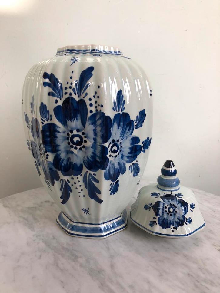 Oude Delfts blauwe deksel vaas, handbeschilderd, 33 cm. hoog, Antiek en Kunst, Antiek | Vazen, Ophalen of Verzenden