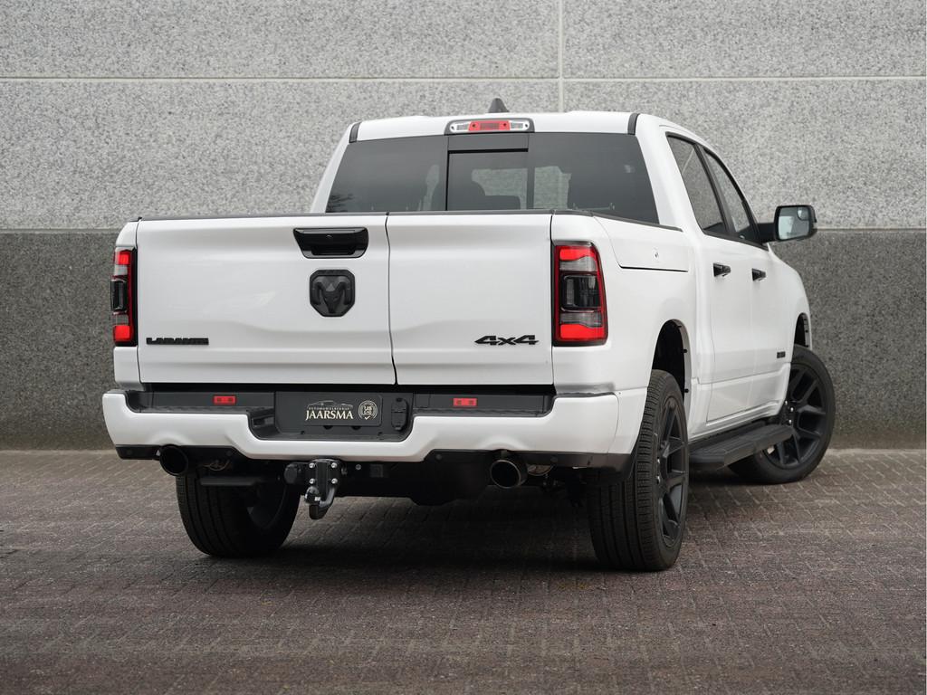 Dodge Ram 1500 5.7 V8 4x4 Crew Cab Laramie Night Luchtvering, Auto's, Automaat, 2460 kg, 5654 cc, 402 pk
