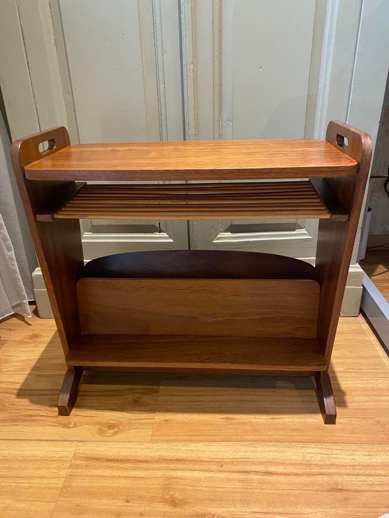 Vintage kranten of lp rek oost duitsland, Ophalen, Zo goed als nieuw