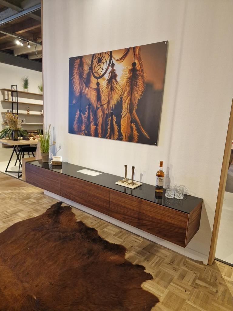 Notenhouten tv meubel met zwart glazen bovenblad, Huis en Inrichting, Ophalen