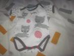 Wit/grijs/rood rompertje poesjes/bal/happy! Hema 56 zgan, Nacht- of Onderkleding, Jongetje of Meisje, Ophalen of Verzenden, Zo goed als nieuw