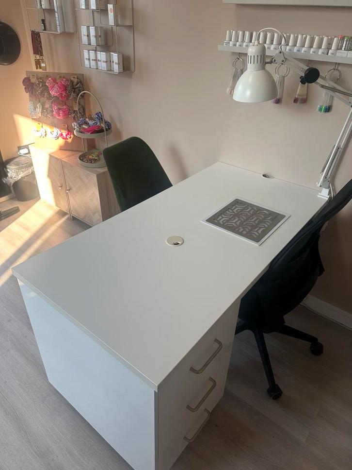 Nageltafel met Ulka afzuiging en stekkerdoos, Huis en Inrichting, Bureaus, Ophalen