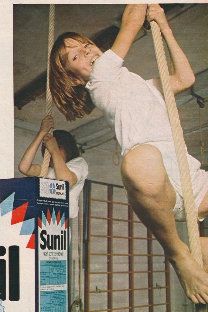 Retrpo reclame 1974 Sunil wasmiddel jongetje gymnastiek, Verzamelen, Retro, Overige typen, Verzenden
