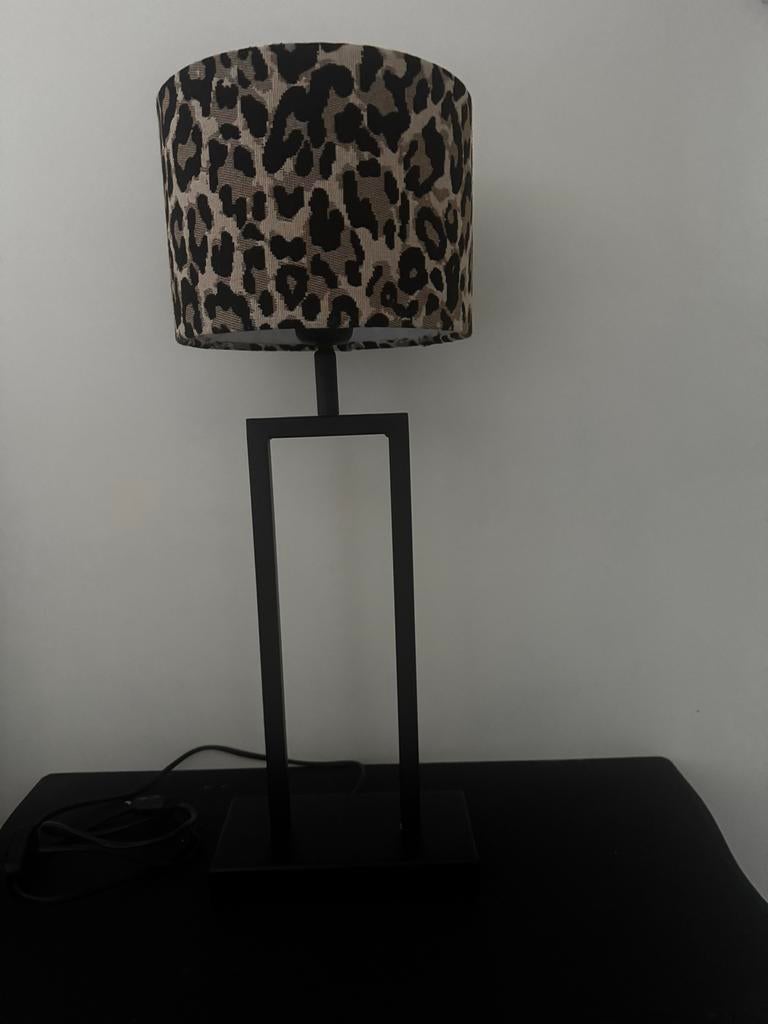Tafellamp light en living met tijgerprint kap en Boucle kap, Huis en Inrichting, Lampen | Tafellampen, Gebruikt, Minder dan 50 cm