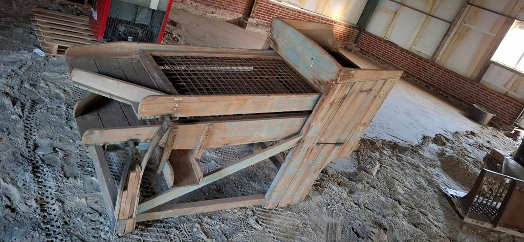 Antieke aardappel sorteer machine, Ophalen