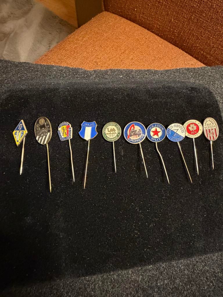 Speldjes jaren 60 voetbalclubs internationaal, Verzamelen, Speldjes, Pins en Buttons, Ophalen of Verzenden, Gebruikt, Sport, Speldje of Pin