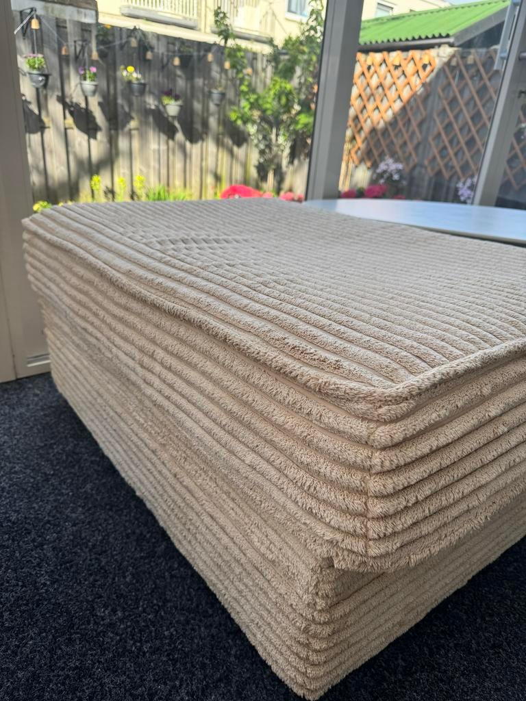 Mooie crèmekleurige hocker / poef van ribstof, Gebruikt, Ophalen of Verzenden, Stof, Rechthoekig