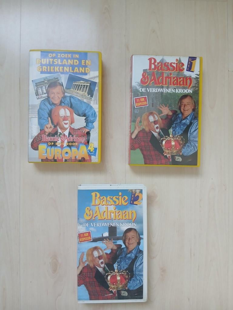 Bassie & Adriaan VHS - De Verdwenen Kroon & Op Zoek in Europ, Gebruikt, Alle leeftijden, Kinderprogramma's en -films, Overige typen