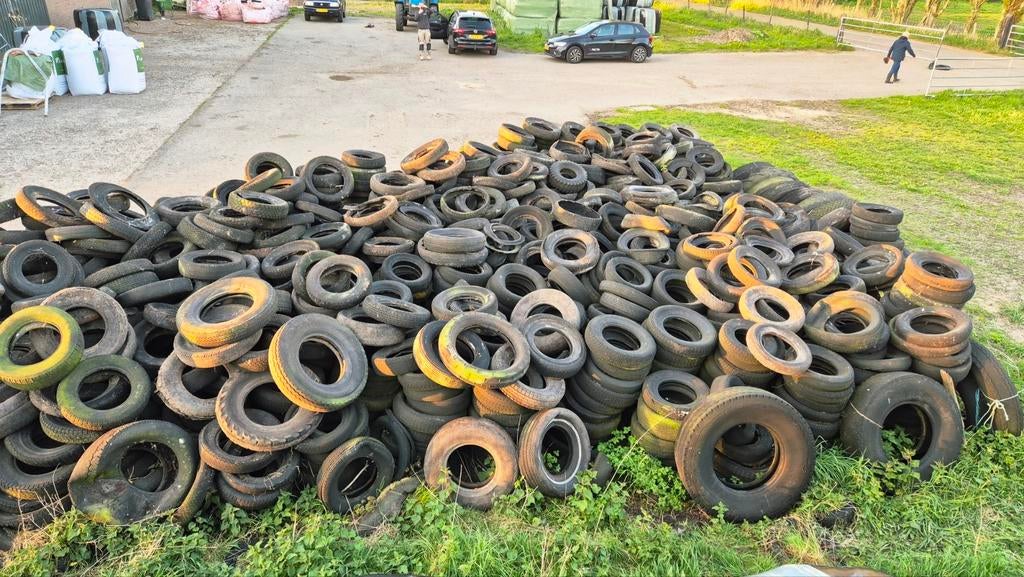 Grote partij kuil autobanden en vrachtwagenbanden., Ophalen