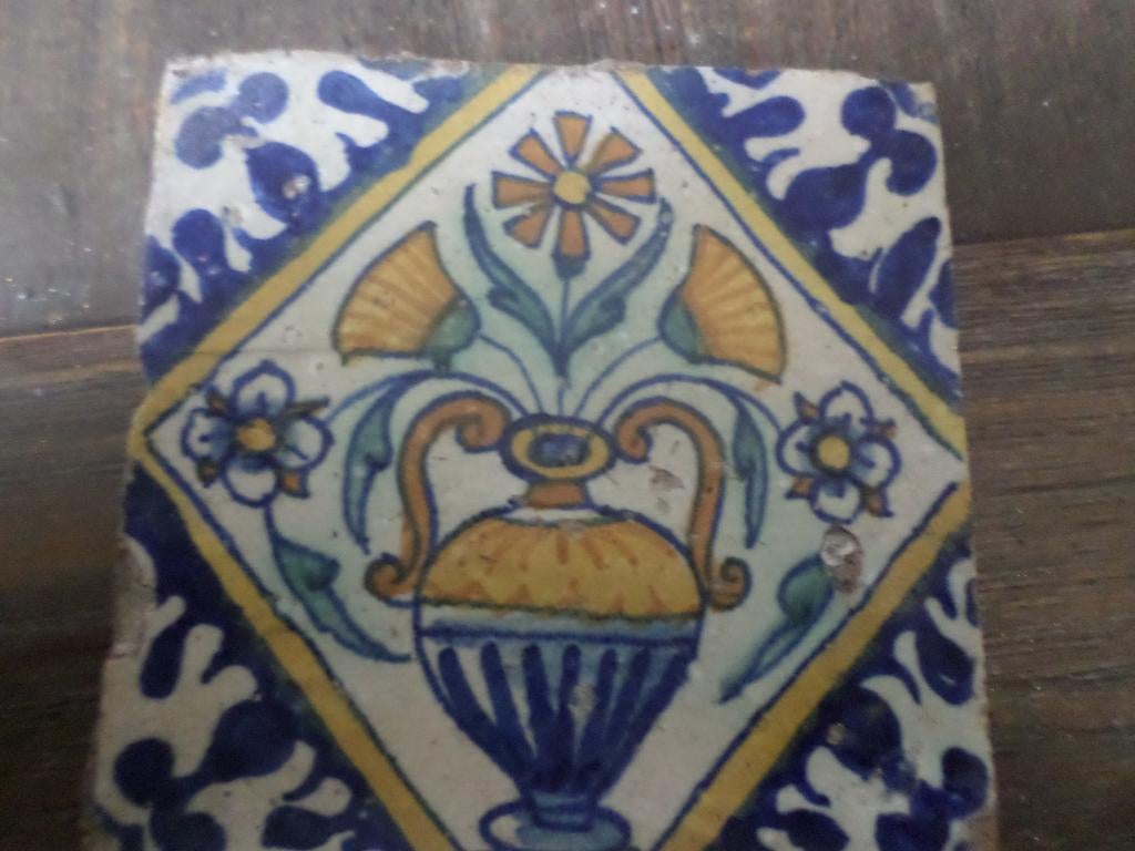 Mooie bloemvaastegel 17e eeuw., Ophalen of Verzenden