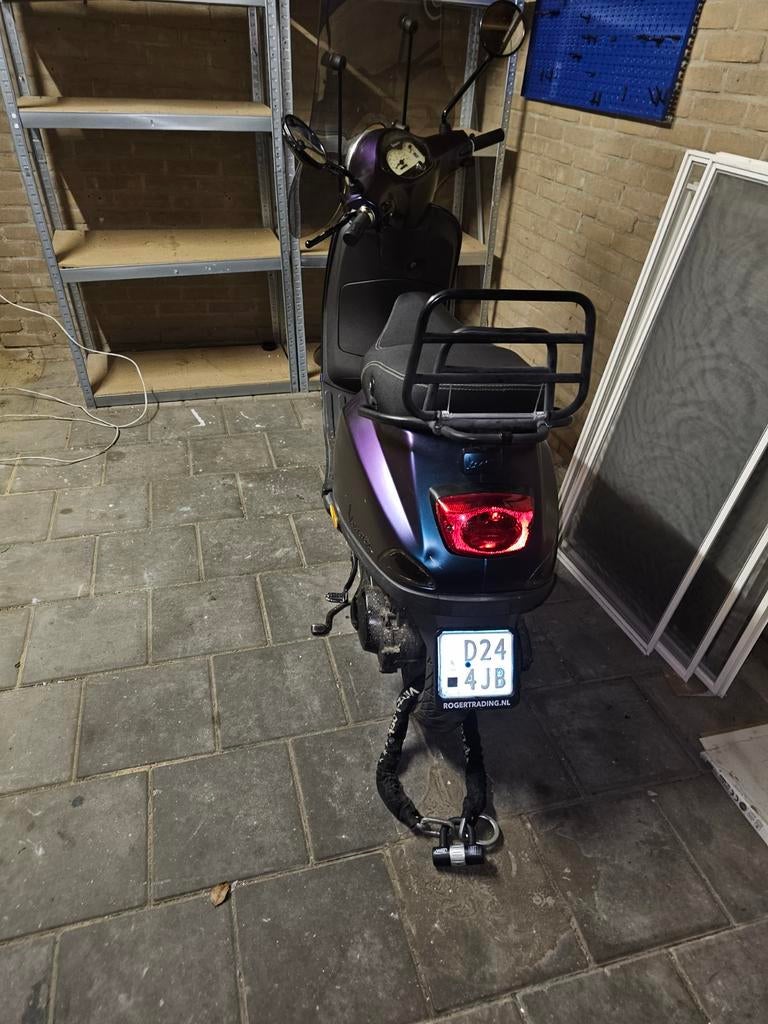 Scooter met Helm, Fietsen en Brommers, Snorfietsen en Snorscooters, Ophalen of Verzenden, Benzine, Overige merken