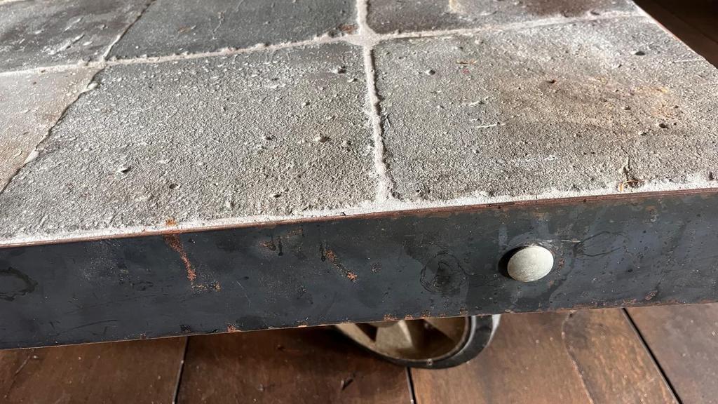 Industriële salontafel staal en steen op wielen, Ophalen, Gebruikt, 100 tot 150 cm, 50 tot 100 cm