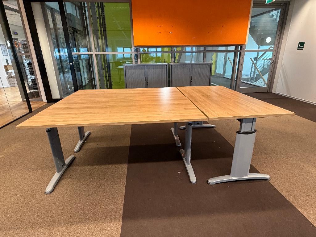 SET - Instelbaar trio-bureau met schroef, 10 sets, Huis en Inrichting, Bureaus, Ophalen of Verzenden, In hoogte verstelbaar, Gebruikt