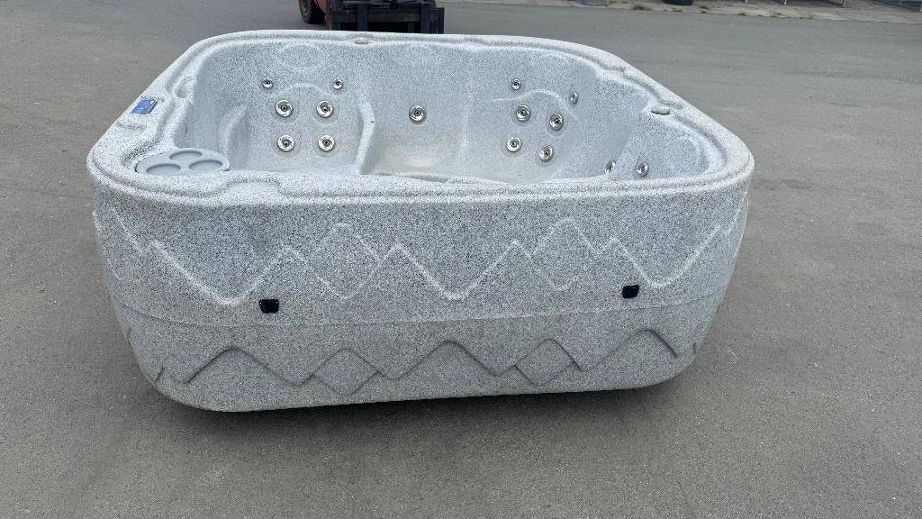 jacuzzi 5 persoons, Ophalen, Gebruikt, Afdekzeil, Vast