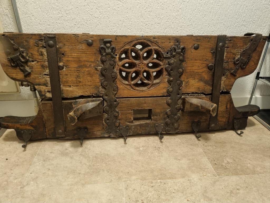 Antieke houten wanddecoratie met smeedijzeren beslag, Antiek en Kunst, Ophalen of Verzenden