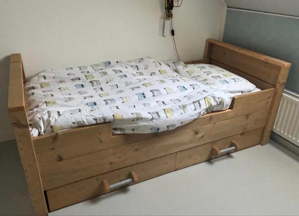 Stevig houten bed met opberglades - Opbrengst Roparun, Ophalen, Zo goed als nieuw, Lattenbodem