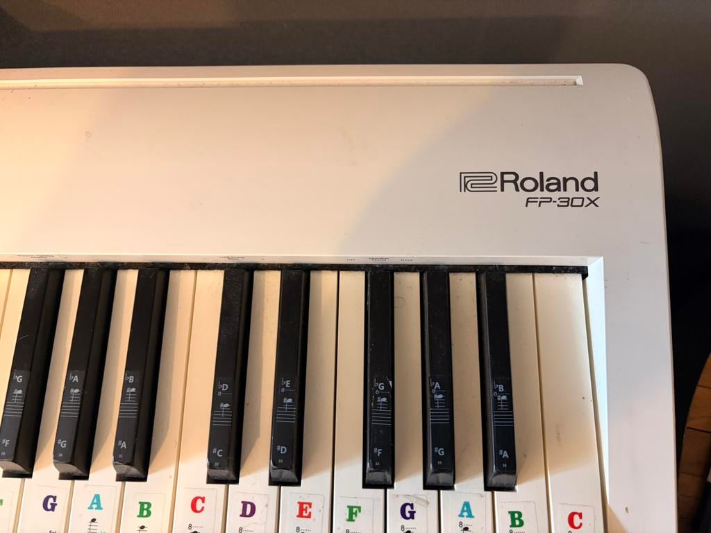 Roland FP-30X | Met houten standaard + stoel+pedalen, Ophalen, Zo goed als nieuw